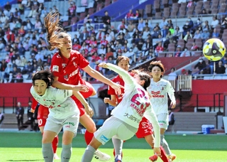 ＩＮＡＣ神戸-Ｃ大阪ヤンマー　前半、ヘディングで同点シュートを決めるＩＮＡＣ神戸のスアレス（左から２人目）