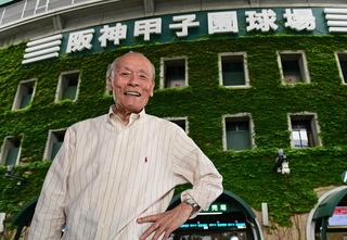 甲子園球場の前で笑顔を見せる小山正明さん＝２０２０年７月７日（撮影・秋山亮太）