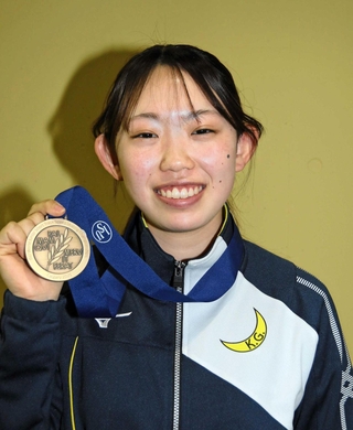 スピードスケート・ショートトラックの世界ジュニア選手権女子３０００メートルリレーで銅メダルを獲得した木南更紗＝尼崎市扇町、尼崎スポーツの森