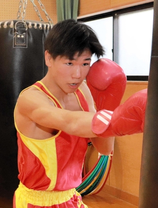 全国高校選抜大会のボクシング男子フライ級を制した川口烈来＝西宮香風高