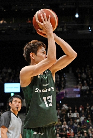神戸-山形　第３クオーター、シュートを放つ神戸の道原＝５日午後、神戸市中央区新港町、ジーライオンアリーナ神戸（撮影・斎藤雅志）