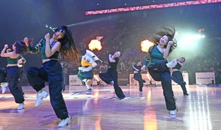 オープニングイベントでダンスを披露するストークスチアリーダーズのメンバーら＝５日午後、神戸市中央区新港町、ジーライオンアリーナ神戸（撮影・斎藤雅志）