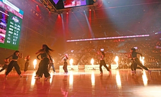 オープニングイベントでダンスを披露するストークスチアリーダーズのメンバーら＝５日午後、神戸市中央区新港町、ジーライオンアリーナ神戸（撮影・斎藤雅志）