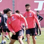 今季神戸に加入したブラジル人のＤＦカエターノ（左）とＭＦクリスマン＝神戸市西区、いぶきの森球技場