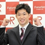 立命館大の入学式後の取材でポーズを決める玉井陸斗＝京都市左京区