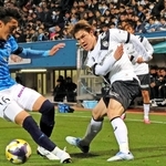 横浜ＦＣ－神戸　前半、１カ月半ぶりの先発で攻守に奮闘する神戸・酒井（右）