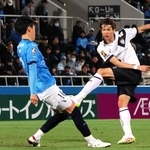 横浜ＦＣ－神戸　前半、ミドルシュートを放つ神戸の扇原（右）＝ニッパツ三ツ沢球技場
