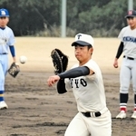 内野ノックで軽快な動きを見せる東洋大姫路の木村＝奈良県内