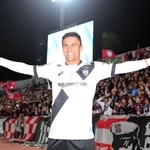 横浜ＦＣ-神戸　決勝ゴールで勝利に貢献し、試合後にサポーターと喜ぶ神戸・エリキ＝ニッパツ三ツ沢球技場（撮影・伊藤笙子）