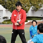 設立したスポーツクラブのサッカースクールで子どもたちと交流する朝原宣治さん＝西宮市今津西浜町、大阪ガス今津総合グラウンド