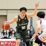 小柄ながら鍛えたフィジカルで勝負し、コートで躍動する神戸の野溝（９０）＝３月２２日、神戸市立中央体育館