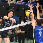 東レー姫路　第２セット、スパイクを打つ姫路の秋本＝滋賀県草津市、ＹＭＩＴアリーナ（撮影・大田将之）