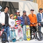 撮影に応じる（左から）内野洋平、河上恵蒔、四十住さくら、西矢椛、中村輪夢、芝田モト＝大阪市此花区