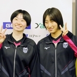 バレーボール女子日本代表登録選手に選出されたヴィクトリーナ姫路の秋本美空（右）と河俣心海＝３月２９日、姫路市西延末、ヴィクトリーナ・ウインク体育館
