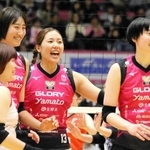 姫路－山形　第２セット、秋本（左端）の得点を喜ぶ（右から）河俣、伊藤ら姫路の選手たち＝姫路市、ヴィクトリーナ・ウインク体育館