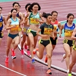 白熱したレースを繰り広げるグランプリ女子１５００メートル＝２０２４年４月、神戸市須磨区、ユニバー記念競技場
