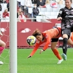 ＩＮＡＣ神戸－大宮　前半、左からのセンタリングをＩＮＡＣ神戸の井手（右）が頭で合わせて２－０とする＝神戸市兵庫区、ノエビアスタジアム神戸