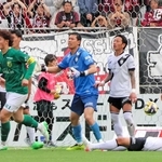 東京Ｖ-神戸　前半、ＣＫから東京Ｖにネットを揺らされ、抗議する神戸イレブン。判定が変わって得点なしとなった＝東京・味の素スタジアム