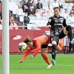 ＩＮＡＣ神戸－大宮　前半、ＩＮＡＣ神戸の井手（右）がクロスを頭で合わせて２－０とする