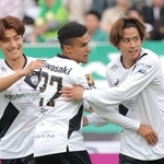 後半、先制ゴールを決め、イレブンと喜び合う神戸・汰木康也（右）＝味の素スタジアム（撮影・西岡正）