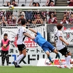 東京Ｖ-神戸　前半終了間際、枠内のミドルシュートを好セーブする神戸のＧＫ前川（中央）＝東京・味の素スタジアム
