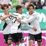 後半、先制ゴールを決め、イレブンと喜び合う神戸・汰木康也（右）＝味の素スタジアム（撮影・西岡正）