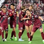 神戸-川崎　前半、先制点を決めて喜ぶ神戸の佐々木（右）ら（撮影・風斗雅博）