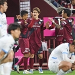 神戸－川崎　神戸での初勝利を決め、喜ぶ神戸イレブン＝１６日夜、神戸市兵庫区のノエビアスタジアム神戸（撮影・丸山桃奈）