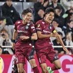 神戸－川崎　前半、先制点を決めて跳び上がって喜ぶ神戸の佐々木（左）と山川＝１６日夜、神戸市兵庫区のノエビアスタジアム神戸（撮影・丸山桃奈）