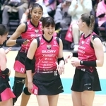 ３月１５日のデンソー戦で笑顔を見せる姫路の井上愛里沙（左から３人目）＝姫路市、ヴィクトリーナ・ウインク体育館（撮影・辰巳直之）