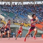 中学男子４００メートルリレーでスタンドの声援を受けて走る選手たち＝１９日午後、神戸市須磨区緑台、ユニバー記念競技場（撮影・笠原次郎）