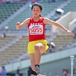 小学女子走り幅跳び決勝でジャンプする選手＝１９日午前、神戸市須磨区、ユニバー記念競技場（撮影・風斗雅博）