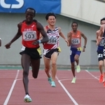 アシックスチャレンジ男子１万メートル　ラストスパートで外国人選手（左の２人）においていかれる湯浅（５０６）＝ユニバー記念競技場（撮影・笠原次郎）