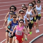 アシックスチャレンジ女子５０００メートル　コーナーで先頭を走る西出（５０２）＝ユニバー記念競技場（撮影・笠原次郎）