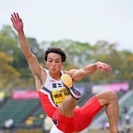 グランプリ男子走り幅跳び決勝　８メートル１０で優勝した富士通の橋岡優輝＝２０日午前、神戸市須磨区、ユニバー記念競技場（撮影・大田将之）