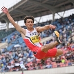 グランプリ男子走り幅跳び決勝　８メートル１０で優勝した富士通の橋岡優輝＝２０日午前、神戸市須磨区、ユニバー記念競技場（撮影・大田将之）
