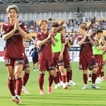 接戦の末に町田を下し、笑顔でスタンドのファンに挨拶する大迫（左から２人目）ら神戸イレブン＝ノエビアスタジアム神戸（撮影・小林良多）