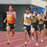 グランプリ男子８００メートルで力走する優勝したＮＴＮの源裕貴選手（左）＝ユニバー記念競技場（撮影・丸山桃奈）