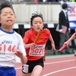 小学女子４００メートルリレーで力走する小学生ランナー＝２０日午前、神戸市須磨区、ユニバー記念競技場（撮影・大田将之）