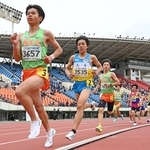 中学男子３０００メートルで力走する選手ら＝２０日午前、神戸市須磨区、ユニバー記念競技場（撮影・斎藤雅志）