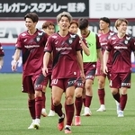 接戦の末に町田を下し、笑顔でスタンドのファンに挨拶する大迫（中央）ら神戸イレブン＝ノエビアスタジアム神戸（撮影・小林良多）