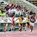 大学・一般男子４００メートルリレーで力走する選手ら＝２０日午後、神戸市須磨区、ユニバー記念競技場（撮影・斎藤雅志）