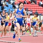 高校女子２０００メートル決勝　５分５５秒３６の大会新記録で優勝した須磨学園の池野絵莉（中央）＝撮影・斎藤雅志