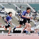 小学男子４００メートルリレー予選で懸命にトラックを駆ける選手たち＝２０日午前、神戸市須磨区、ユニバー記念競技場（撮影・丸山桃奈）