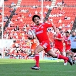 神戸-相模原　後半１１分、神戸の日和佐（中央）が抜け出してトライを決める＝花園ラグビー場