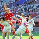 ＩＮＡＣ神戸ーＣ大阪ヤンマー　前半、同点のヘディングシュートを決めるＩＮＡＣ神戸のスアレス（左から２人目）＝神戸市兵庫区、ノエビアスタジアム神戸