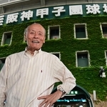 甲子園球場の前で笑顔を見せる小山正明さん＝２０２０年７月７日（撮影・秋山亮太）