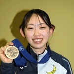 スピードスケート・ショートトラックの世界ジュニア選手権女子３０００メートルリレーで銅メダルを獲得した木南更紗＝尼崎市扇町、尼崎スポーツの森