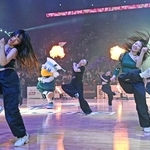 オープニングイベントでダンスを披露するストークスチアリーダーズのメンバーら＝５日午後、神戸市中央区新港町、ジーライオンアリーナ神戸（撮影・斎藤雅志）
