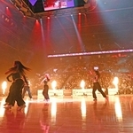 オープニングイベントでダンスを披露するストークスチアリーダーズのメンバーら＝５日午後、神戸市中央区新港町、ジーライオンアリーナ神戸（撮影・斎藤雅志）